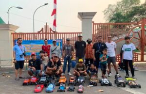 CFD Banjarmasin Makin Semarak, RC Rally Jadi Perhatian Warga Komunitas RC Rally Banjarmasin membawa mobil radio control berkeliling kawasan CFD Kota Banjarmasin, Minggu (23/8/2026). Foto Dok Istimewa