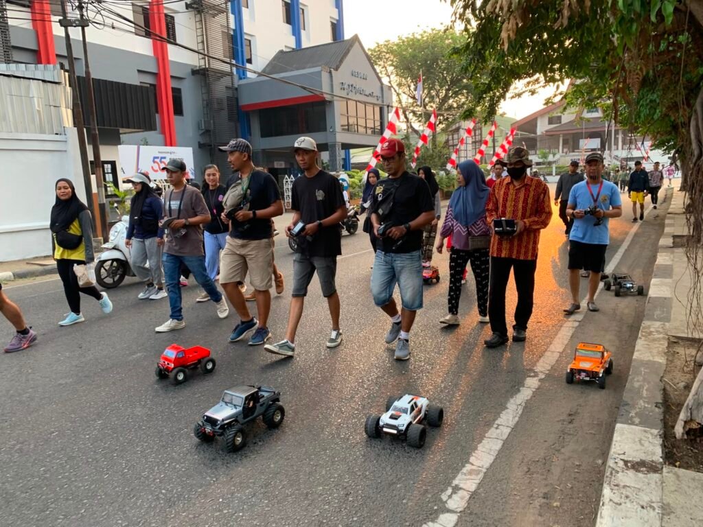 Suasana kebersamaan komunitas RC Rally saat membawa mobil radio control berkeliling kawasan CFD Banjarmasin. Foto Dok istimewa