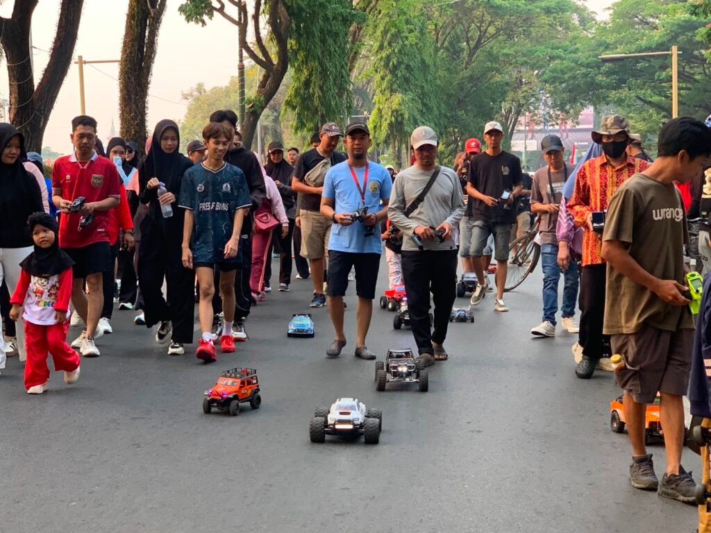 Pengunjung CFD Banjarmasin melihat langsung aktivitas RC Rally yang melibatkan penghobi dari berbagai usia. Foto Dok Istimewa