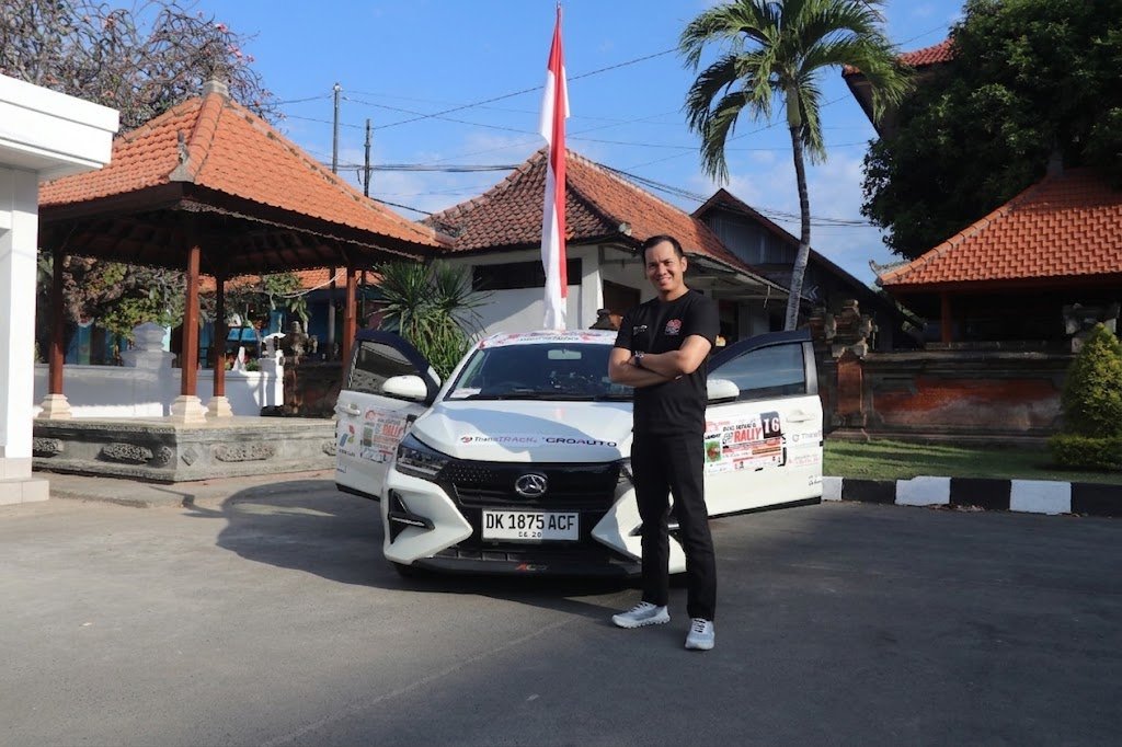 Rokky Irvayandi bersama mobil DSRT yang digunakan dalam Final Kejurnas Time Rally Buleleng 2026. Foto Dok Istimewa