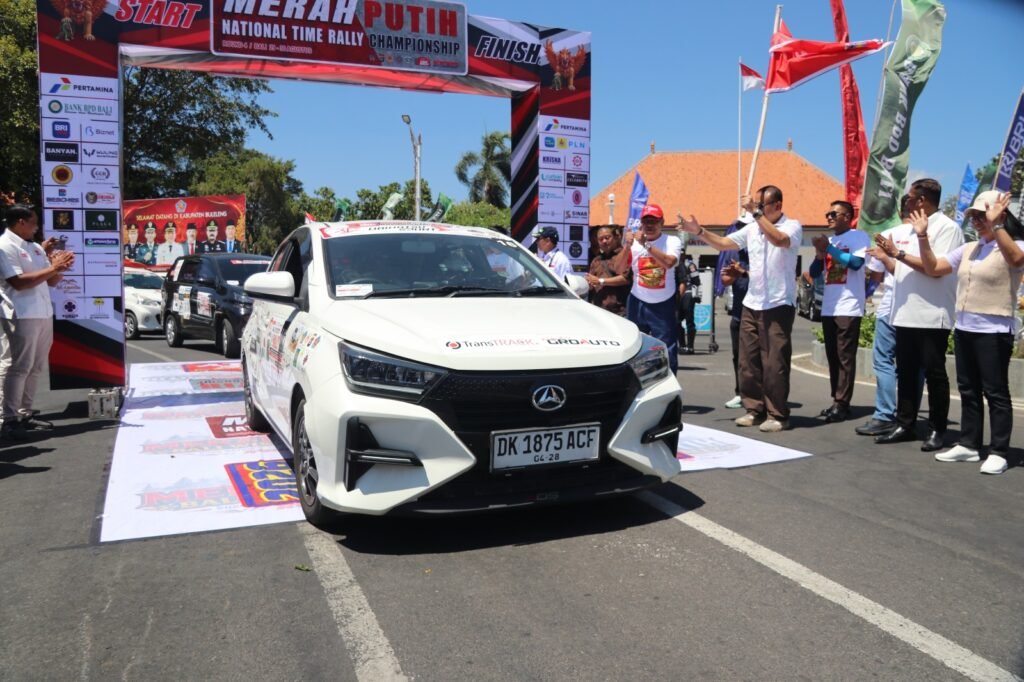 Mobil DSRT melintasi garis finis Buleleng Paten Merah Putih Bali Wisata Rally 2026. Foto Dok Istimewa