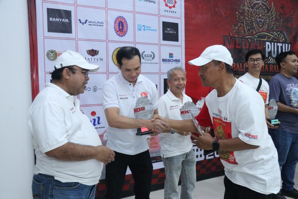 Rokky Irvayandi menerima trofi usai meraih Juara 1 kategori Seeded B. Foto Dok Istimewa