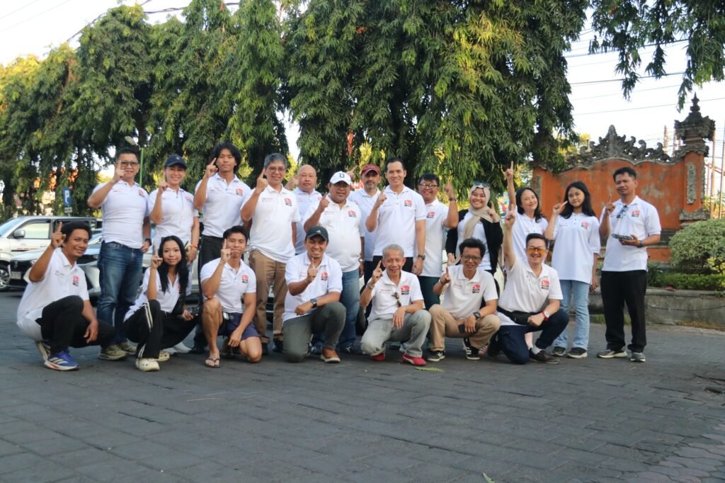 Tim DSRT berfoto bersama di depan mobil rally sebelum mengikuti kompetisi di Bali. Foto Dok Istimewa