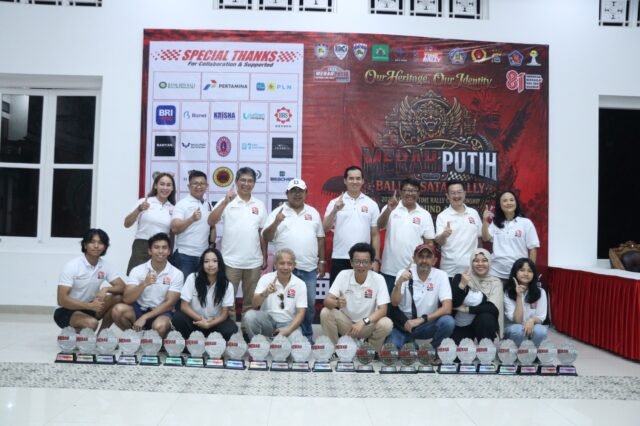 Pereli DSRT menunjukkan trofi hasil prestasi pada Final Kejurnas Time Rally 2026. Foto Dok Istimewa Pereli DSRT menunjukkan trofi hasil prestasi pada Final Kejurnas Time Rally 2026. Foto Dok Istimewa