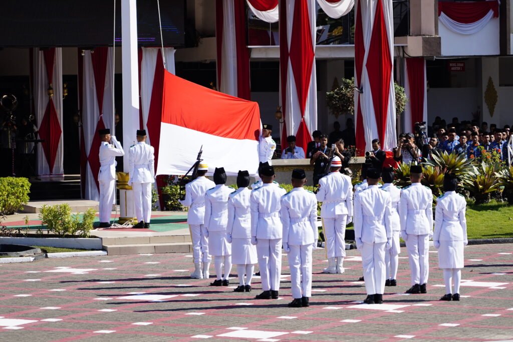 Prosesi pengibaran Bendera Merah Putih dalam upacara HUT ke-81 Kemerdekaan RI di Halaman Balai Kota Banjarmasin, Senin (17/8/2026).