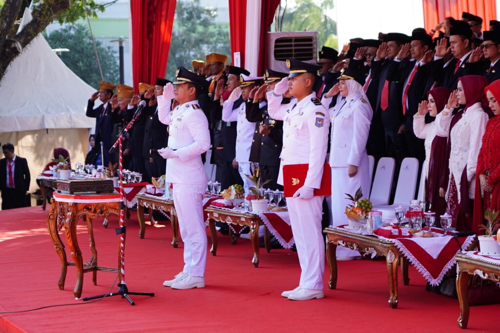Wali Kota Banjarmasin H. M. Yamin HR memberikan penghormatan kepada Sang Saka Merah Putih dalam rangkaian upacara HUT ke-81 Kemerdekaan RI. Foto Dok Istimewa
