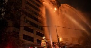 Kebakaran Gedung Bapenda DKI, Satu Korban Dilarikan ke RSUD Tarakan Kebakaran di Gedung Bapenda DKI Jakarta menyebabkan satu korban dilarikan di RSUD Tarakan. (ANTARA FOTO/BAYU PRATAMA S)