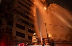 Kebakaran Gedung Bapenda DKI, Satu Korban Dilarikan ke RSUD Tarakan Kebakaran di Gedung Bapenda DKI Jakarta menyebabkan satu korban dilarikan di RSUD Tarakan. (ANTARA FOTO/BAYU PRATAMA S)