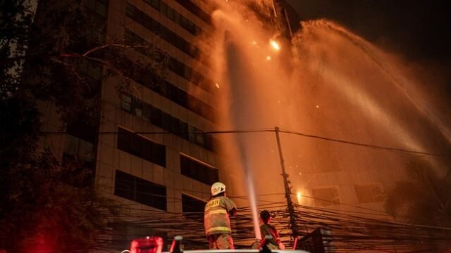 Kebakaran di Gedung Bapenda DKI Jakarta menyebabkan satu korban dilarikan di RSUD Tarakan. (ANTARA FOTO/BAYU PRATAMA S) Kebakaran di Gedung Bapenda DKI Jakarta menyebabkan satu korban dilarikan di RSUD Tarakan. (ANTARA FOTO/BAYU PRATAMA S)