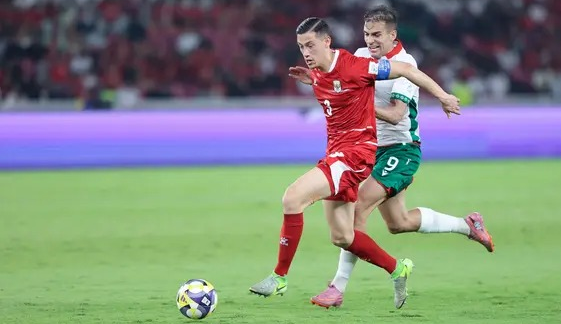 Pemain Timnas Indonesia, Jay Idzes, berusaha mengahalau pemain Bulgaria, Vladimir Nikolov, dalam laga final FIFA Series 2026 di Stadion Utama Gelora Bung Karno (SUGK), Senayan, Jakarta, Senin (30/03/2026). (Bola.com/M Iqbal Ichsan)