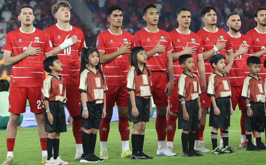 Para pemain Timnas Indonesia menyanyikan lagu kebangsaan Indonesia Raya dalam laga final FIFA Series 2026 melawan Bulgaria di Stadion Utama Gelora Bung Karno (SUGK), Senayan, Jakarta, Senin (30/03/2026). (Bola.com/M Iqbal Ichsan)