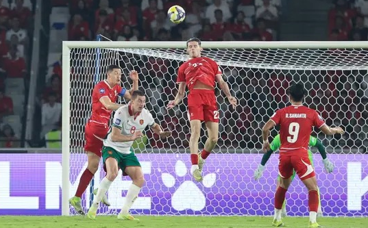 Indonesia Resmi Jadi Tuan Rumah FIFA ASEAN Cup 2026, SUGBK dan Si Jalak Harupat Dipilih Pemain Timnas Indonesia, Justin Hubner, berusaha mengahalau bola saat melawan Bulgaria dalam laga final FIFA Series 2026 di Stadion Utama Gelora Bung Karno (SUGK), Senayan, Jakarta, Senin (30/03/2026). (Bola.com/M Iqbal Ichsan)