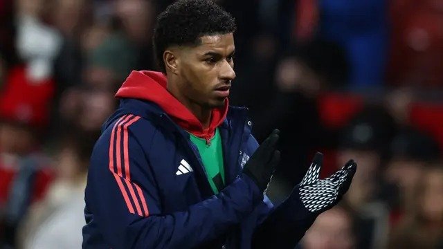 Striker Manchester United asal Inggris bernomor punggung 10, Marcus Rashford, bertepuk tangan kepada para penggemar setelah pertandingan Liga Primer Inggris antara Manchester United dan Newcastle United di Old Trafford di Manchester, Inggris barat laut, pada 31 Desember 2024. Newcastle memenangkan pertandingan dengan skor 2-0. (Darren Staples/AFP)