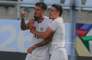 Timnas Indonesia Bertolak ke Singapura, Asa Lolos ke Semifinal Piala AFF 2026 Masih Terbuka Shayne Pattynama dan Ragnar Oratmangoen berselebrasi dalam duel Timnas Indonesia versus Timor Leste, fase grup Piala AFF 2026 di Stadion Chonburi, Thailand, Jumat (31/7/2026). (PSSI)
