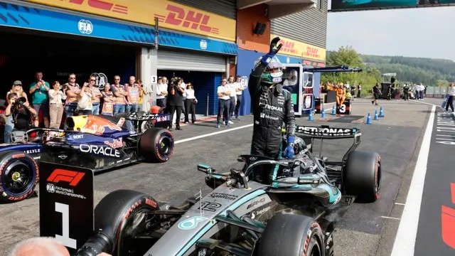Pembalap Mercedes asal Italia, Andrea Kimi Antonelli, merayakan keberhasilannya meraih pole position dalam kualifikasi menjelang Grand Prix F1 di sirkuit Spa-Francorchamps di Spa, Belgia, Sabtu, 18 Juli 2026. (AP Photo/Geert Vanden Wijngaert)