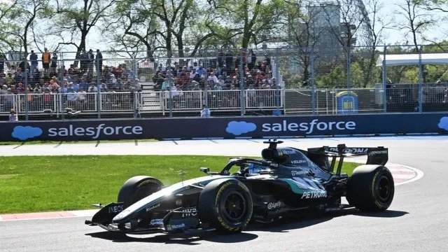 Pembalap Mercedes asal Inggris, George Russell, mengemudi selama sesi kualifikasi untuk balapan sprint di ajang balap mobil F1 Grand Prix Kanada di Montreal, Jumat, 22 Mei 2026. (Jacques Boissinot/The Canadian Press via AP)