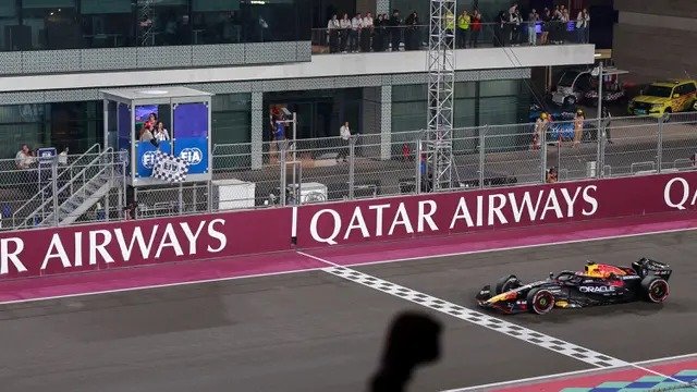 Pembalap Red Bull Racing, Max Verstappen melintasi garis finis dalam ajang balap Formula 1 GP Qatar 2025 di Sirkuit Lusail, Lusail, Qatar, Minggu (30/11/2025) waktu setempat. (AFP/Andrej Isakovic)