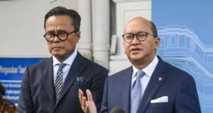 Danantara Perkirakan Butuh Rp100 Triliun untuk Benahi BUMN Bermasalah Chief Executive Officer (CEO) Danantara, Rosan Perkasa Roeslani (kiri) dan Chief Operating Officer (COO) Danantara, Dony Oskaria saat menyampaikan keterangan pers di Kompleks Istana Kepresidenan, Jakarta, pada Senin (24/2/2025). (ANTARA FOTO/Muhammad Adimaja)