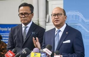 Danantara Perkirakan Butuh Rp100 Triliun untuk Benahi BUMN Bermasalah Chief Executive Officer (CEO) Danantara, Rosan Perkasa Roeslani (kiri) dan Chief Operating Officer (COO) Danantara, Dony Oskaria saat menyampaikan keterangan pers di Kompleks Istana Kepresidenan, Jakarta, pada Senin (24/2/2025). (ANTARA FOTO/Muhammad Adimaja)