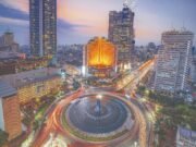 Jakarta Jadi Kota Terpadat Dunia, Begini Dampaknya ke Bekasi-Depok Pemandangan kawasan pusat Jakarta dengan kepadatan gedung dan aktivitas lalu lintas pada malam hari. Pertumbuhan kawasan metropolitan Jakarta kini semakin melebar hingga wilayah penyangga seperti Bekasi, Depok, Bogor, dan Tangerang. Foto Dok Istimewa