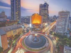 Jakarta Jadi Kota Terpadat Dunia, Begini Dampaknya ke Bekasi-Depok Pemandangan kawasan pusat Jakarta dengan kepadatan gedung dan aktivitas lalu lintas pada malam hari. Pertumbuhan kawasan metropolitan Jakarta kini semakin melebar hingga wilayah penyangga seperti Bekasi, Depok, Bogor, dan Tangerang. Foto Dok Istimewa