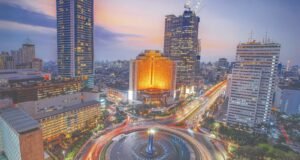 Jakarta Jadi Kota Terpadat Dunia, Begini Dampaknya ke Bekasi-Depok Pemandangan kawasan pusat Jakarta dengan kepadatan gedung dan aktivitas lalu lintas pada malam hari. Pertumbuhan kawasan metropolitan Jakarta kini semakin melebar hingga wilayah penyangga seperti Bekasi, Depok, Bogor, dan Tangerang. Foto Dok Istimewa