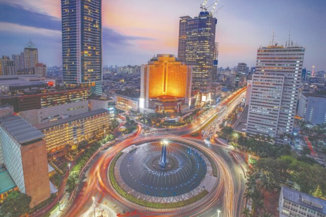 Pemandangan kawasan pusat Jakarta dengan kepadatan gedung dan aktivitas lalu lintas pada malam hari. Pertumbuhan kawasan metropolitan Jakarta kini semakin melebar hingga wilayah penyangga seperti Bekasi, Depok, Bogor, dan Tangerang. Foto Dok Istimewa
