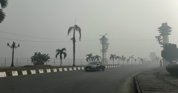 Kabut asap di sekitar area Bandara Syamsudin Noor Banjarmasin di Banjarbaru. (Khairun Nisa/detikKalimantan)