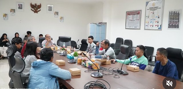 DPRD Banjarmasin menggelar Rapat Dengar Pendapat (RDP) dengan Pedagang Kaki Lima (PKL) di Jalan Bank Rakyat Kelurahan Kertak Baru Ulu Banjarmasin.