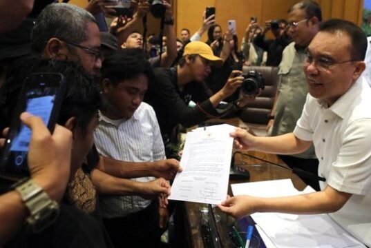 Pimpinan DPR RI Siap Mundur Jika RUU Perampasan Aset Tak Disahkan 15 Desember 2026 Massa AMPB bubar setelah audiensi dengan DPR, yang berkomitmen menyelesaikan RUU Perampasan Aset hingga 15 Desember 2026. (ANTARA FOTO/Asprilla Dwi Adha)