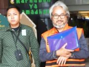 KPK Geledah 8 Lokasi di Banjarmasin-Banjarbaru, Usut Aliran Kasus Restitusi Pajak Rp48,3 Miliar Tersangka kasus dugaan korupsi restitusi pajak di lingkungan Kantor Pelayanan Pajak (KPP) Madya Banjarmasin Mulyono Purwo Wijoyo (kanan) berjalan keluar usai menjalani pemeriksaan di Gedung Merah Putih KPK, Jakarta, Kamis (2/4/2026). Foto: ANTARA