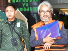 KPK Geledah 8 Lokasi di Banjarmasin-Banjarbaru, Usut Aliran Kasus Restitusi Pajak Rp48,3 Miliar Tersangka kasus dugaan korupsi restitusi pajak di lingkungan Kantor Pelayanan Pajak (KPP) Madya Banjarmasin Mulyono Purwo Wijoyo (kanan) berjalan keluar usai menjalani pemeriksaan di Gedung Merah Putih KPK, Jakarta, Kamis (2/4/2026). Foto: ANTARA