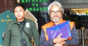 KPK Geledah 8 Lokasi di Banjarmasin-Banjarbaru, Usut Aliran Kasus Restitusi Pajak Rp48,3 Miliar Tersangka kasus dugaan korupsi restitusi pajak di lingkungan Kantor Pelayanan Pajak (KPP) Madya Banjarmasin Mulyono Purwo Wijoyo (kanan) berjalan keluar usai menjalani pemeriksaan di Gedung Merah Putih KPK, Jakarta, Kamis (2/4/2026). Foto: ANTARA
