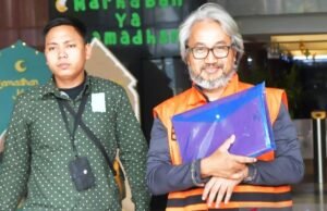 KPK Geledah 8 Lokasi di Banjarmasin-Banjarbaru, Usut Aliran Kasus Restitusi Pajak Rp48,3 Miliar Tersangka kasus dugaan korupsi restitusi pajak di lingkungan Kantor Pelayanan Pajak (KPP) Madya Banjarmasin Mulyono Purwo Wijoyo (kanan) berjalan keluar usai menjalani pemeriksaan di Gedung Merah Putih KPK, Jakarta, Kamis (2/4/2026). Foto: ANTARA