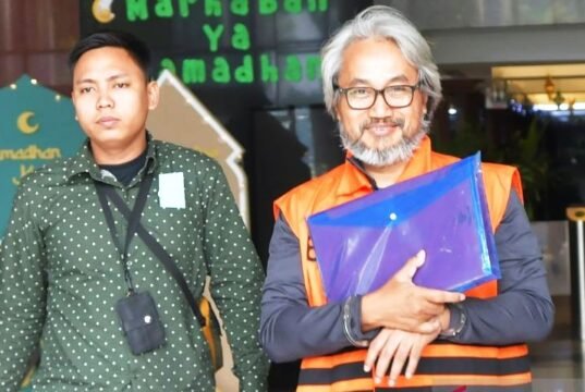 KPK Geledah 8 Lokasi di Banjarmasin-Banjarbaru, Usut Aliran Kasus Restitusi Pajak Rp48,3 Miliar Tersangka kasus dugaan korupsi restitusi pajak di lingkungan Kantor Pelayanan Pajak (KPP) Madya Banjarmasin Mulyono Purwo Wijoyo (kanan) berjalan keluar usai menjalani pemeriksaan di Gedung Merah Putih KPK, Jakarta, Kamis (2/4/2026). Foto: ANTARA