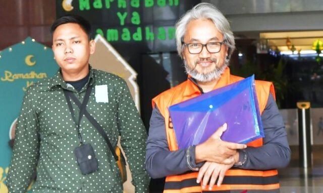Tersangka kasus dugaan korupsi restitusi pajak di lingkungan Kantor Pelayanan Pajak (KPP) Madya Banjarmasin Mulyono Purwo Wijoyo (kanan) berjalan keluar usai menjalani pemeriksaan di Gedung Merah Putih KPK, Jakarta, Kamis (2/4/2026). Foto: ANTARA Tersangka kasus dugaan korupsi restitusi pajak di lingkungan Kantor Pelayanan Pajak (KPP) Madya Banjarmasin Mulyono Purwo Wijoyo (kanan) berjalan keluar usai menjalani pemeriksaan di Gedung Merah Putih KPK, Jakarta, Kamis (2/4/2026). Foto: ANTARA