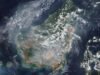Citra Satelit NASA Tunjukkan Kalimantan Diselimuti Putih di Tengah Ancaman Karhutla Citra satelit NOAA-20 menunjukkan Kalimantan diselimuti asap akibat karhutla. Terdapat 1.106 titik panas terdeteksi, menandakan peningkatan kebakaran. (Foto: Nasa World View)