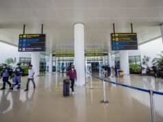 Kabut Asap Ganggu Penerbangan di Bandara Syamsudin Noor, 10 Penerbangan Sempat Delay Sejumlah penumpang keluar dari terminal kedatangan Bandara Internasional Syamsudin Noor, Banjarbaru, Kalimantan Selatan. Foto Dok Istimewa