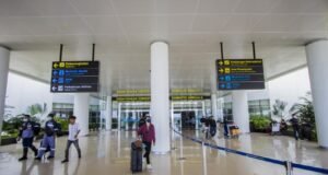 Kabut Asap Ganggu Penerbangan di Bandara Syamsudin Noor, 10 Penerbangan Sempat Delay Sejumlah penumpang keluar dari terminal kedatangan Bandara Internasional Syamsudin Noor, Banjarbaru, Kalimantan Selatan. Foto Dok Istimewa