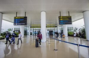 Kabut Asap Ganggu Penerbangan di Bandara Syamsudin Noor, 10 Penerbangan Sempat Delay Sejumlah penumpang keluar dari terminal kedatangan Bandara Internasional Syamsudin Noor, Banjarbaru, Kalimantan Selatan. Foto Dok Istimewa