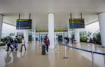Kabut Asap Ganggu Penerbangan di Bandara Syamsudin Noor, 10 Penerbangan Sempat Delay Sejumlah penumpang keluar dari terminal kedatangan Bandara Internasional Syamsudin Noor, Banjarbaru, Kalimantan Selatan. Foto Dok Istimewa