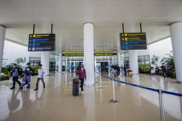 Sejumlah penumpang keluar dari terminal kedatangan Bandara Internasional Syamsudin Noor, Banjarbaru, Kalimantan Selatan. Foto Dok Istimewa Sejumlah penumpang keluar dari terminal kedatangan Bandara Internasional Syamsudin Noor, Banjarbaru, Kalimantan Selatan. Foto Dok Istimewa