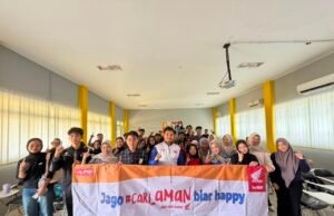 Kampanye #Cari_Aman Honda Hadir di FMIPA ULM Bersama Trio Motor PT Trio Motor bersama mahasiswa FMIPA ULM berfoto bersama usai kegiatan edukasi Safety Riding. Foto Dok Trio Motor