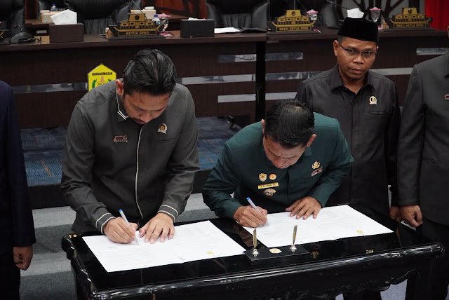 Ketua DPRD Kota Banjarmasin Rikval Fachruri bersama Walikota H Muhammad Yamin HR melakukan penandatanganan nota kesepakatan rancangan peraturan daerah (Raperda) tentang Perubahan Anggaran Pendapatan dan Belanja Daerah (APBD) Kota Banjarmasin Tahun Anggaran 2026 menjadi Peraturan Daerah (Perda).