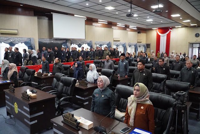 Seluruh anggota DPRD Kota Banjarmasin hadir pada pelaksanaan rapat paripurna dengan dua agenda yakni, Penetapan kesepakatan rancangan peraturan daerah (Raperda) tentang Perubahan Anggaran Pendapatan dan Belanja Daerah (APBD) Kota Banjarmasin Tahun Anggaran 2026 menjadi Peraturan Daerah (Perda) dan Penyampaian Raperda tentang KUA PPAS APBD Tahun 2027.