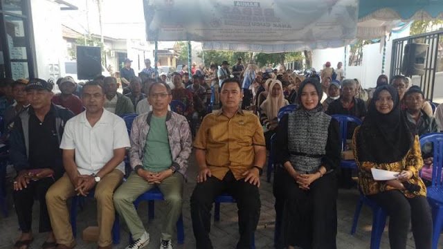 Wakil Ketua DPRD Kota Banjarmasin, Muhammad Isnaini, melaksanakan Konsultasi rancangan peraturan daerah tentang perubahan atas peraturan daerah tentang Pajak Daerah dan Retribusi Daerah di halaman Kantor Kecamatan Banjarmasin Utara, Minggu (30/8/2026)