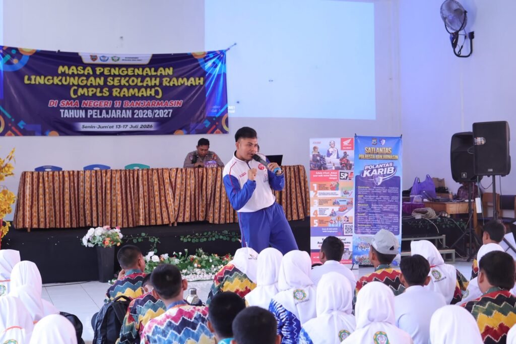 Instruktur Safety Riding PT Trio Motor menyampaikan materi keselamatan berkendara kepada siswa SMAN 11 Banjarmasin dalam kegiatan edukasi #Cari_Aman. Foto Dok Trio Motor
