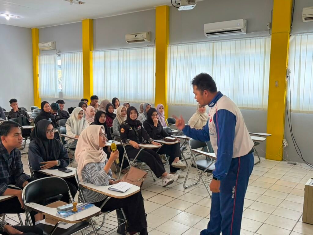 Sesi edukasi Safety Riding berlangsung interaktif dengan mahasiswa FMIPA ULM yang turut berdiskusi dan menyampaikan pertanyaan kepada instruktur. Foto Dok Trio Motor