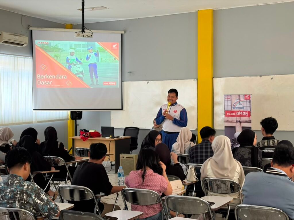Instruktur Safety Riding PT Trio Motor, M. Taufik Ilham, menyampaikan materi keselamatan berkendara kepada mahasiswa FMIPA Universitas Lambung Mangkurat (ULM). Foto Dok Trio Motor
