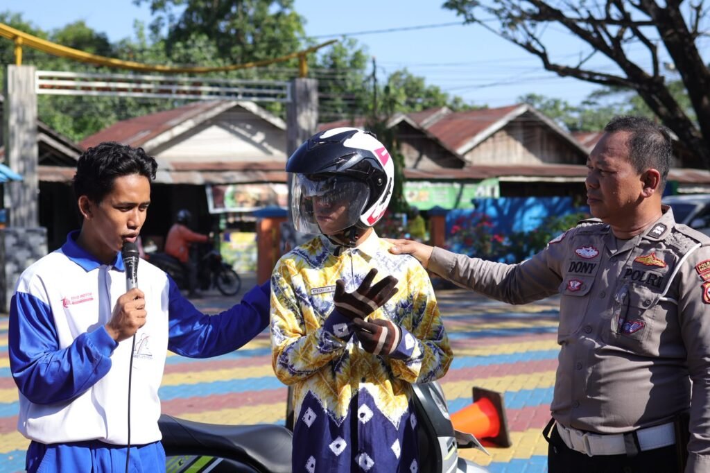 Instruktur Safety Riding PT Trio Motor memberikan edukasi keselamatan berkendara kepada pelajar SMAN 11 Banjarmasin dalam kegiatan kampanye #Cari_Aman. Foto Dok Trio Motor